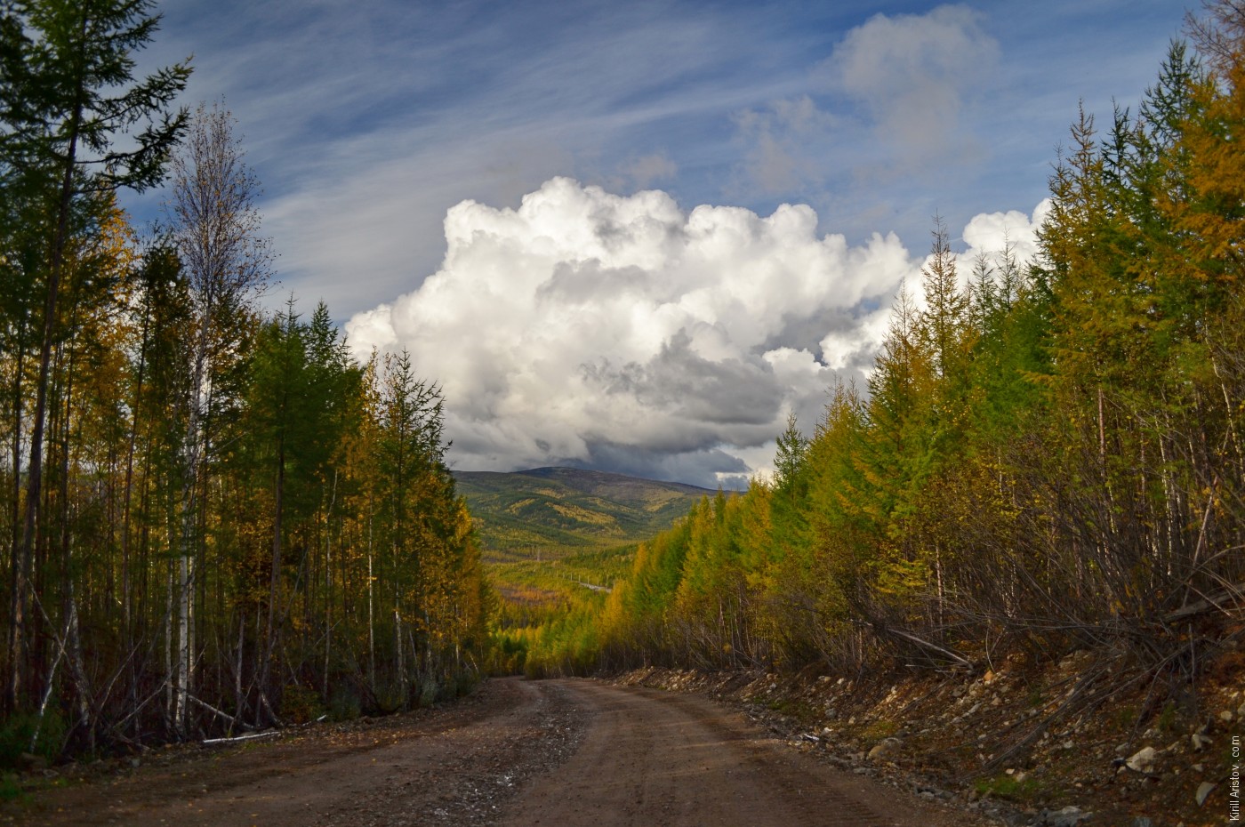Автодорога вдоль БАМа поднялась на очередной перевал,
