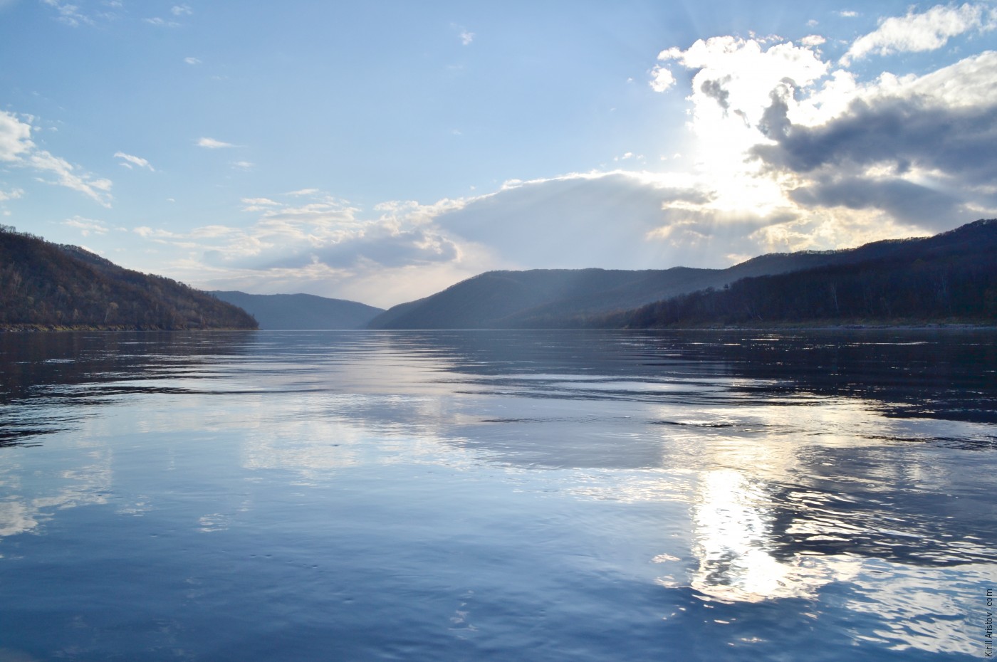 Амур прорезает хребет Малый Хинган. Левый берег — Россия, правый — Китай, Location: Река Амур. Октябрьский район, Еврейская автономная область, Россия.